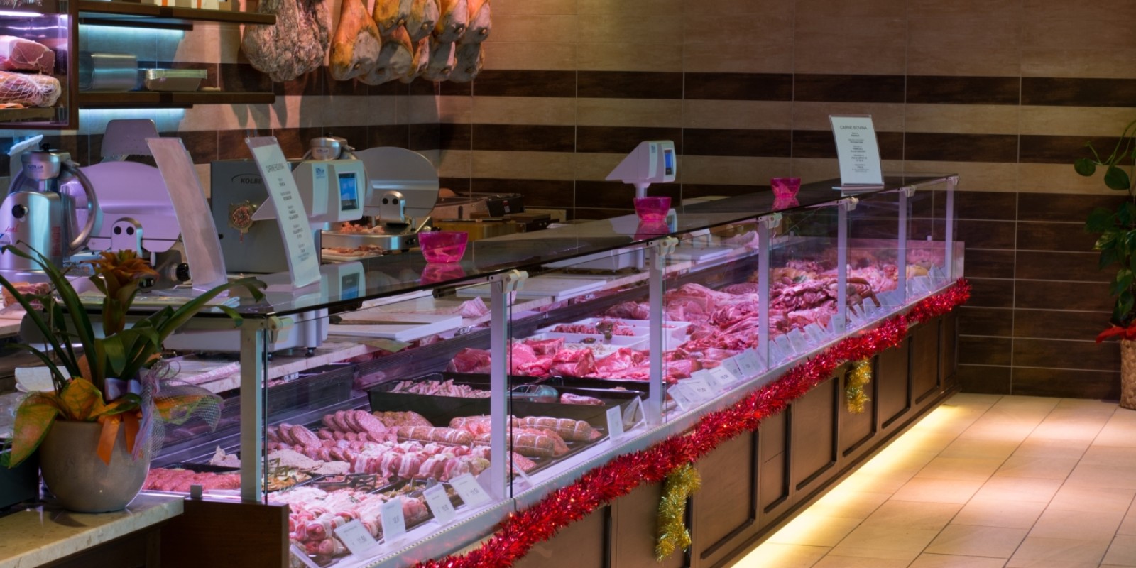 Bancone d'esposizione delle carni in vendita presso Spaccio Carni di Lenarda